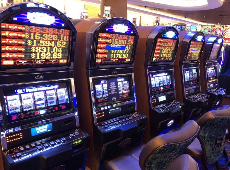 Sotmal Poker Texas Hold'em ဂိမ်း — ကတ်ကိုင်ထားသော လက်နှင့် Poker Chips တို့ပါသောမြင်ကွင်း